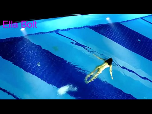 ❤️ Handikwanise kumira kuona, mudiki blonde akabatwa achishambira asina kupfeka muELLA BOLT resort pool ❤️❌  ❌️